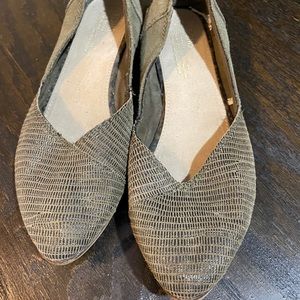 Tom’s green flats size 9